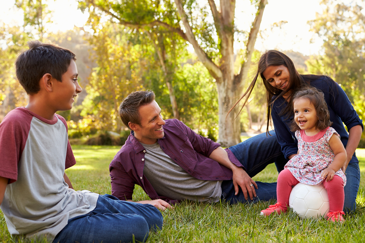 Родители показывают ребенка. Parenting Styles and child outcome.